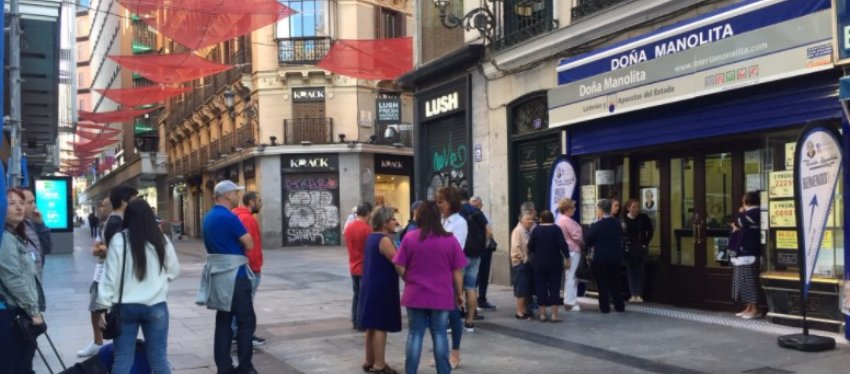 Los más impacientes ya hacen cola en Doña Manolita, Madrid. Foto: Twitter.