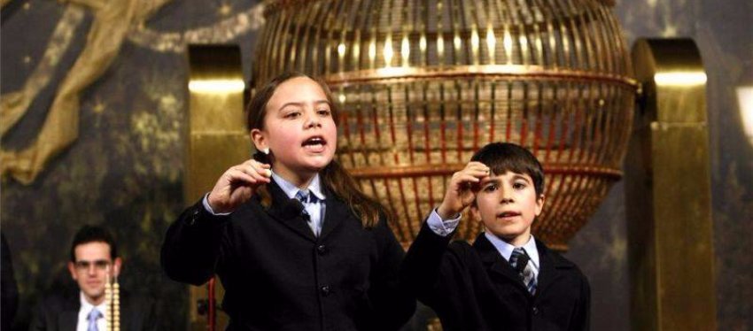 Los niños de San Ildefonso calientan sus gargantas