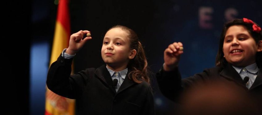 Aya, la pequeña protagonista del sorteo. Foto: Tribunasalamanca.