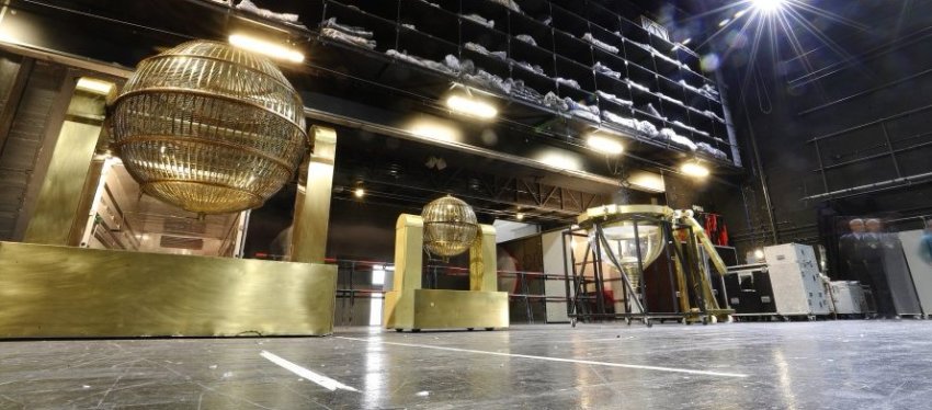 Los bombos de la Lotería de Navidad llegan al Teatro Real de Madrid