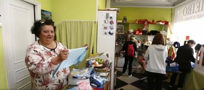Ángela vende las últimas existencias de su mercería. Foto: La Voz de Galicia.