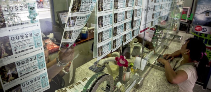 Piden tres años de cárcel para una mujer que no repartió un décimo premiado