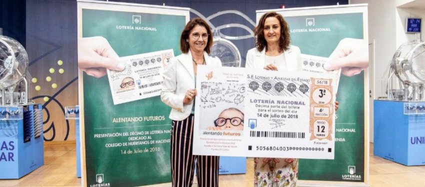 Las presidentas de SELAE y el Colegio de Huérfanos de Hacienda en la presentación del sorteo. Foto: COPE.