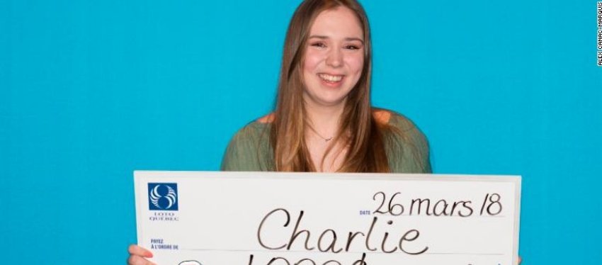 Charlie Lagard posa con el cheque del premio. Foto: Twitter.
