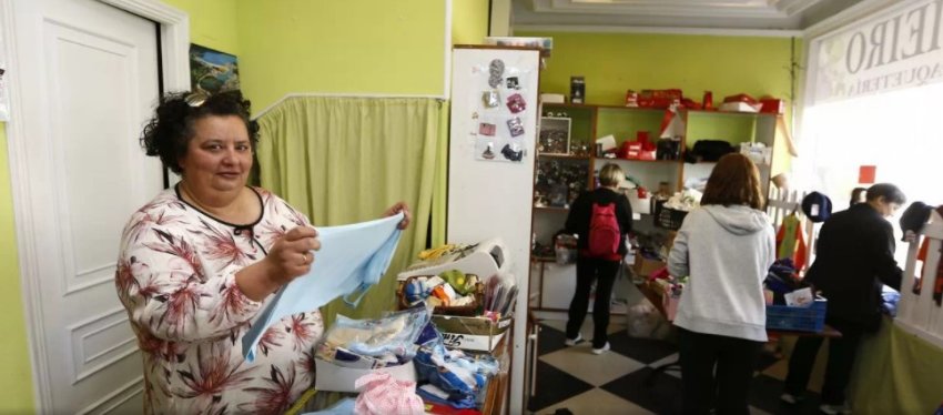 Ángela vende las últimas existencias de su mercería. Foto: La Voz de Galicia.