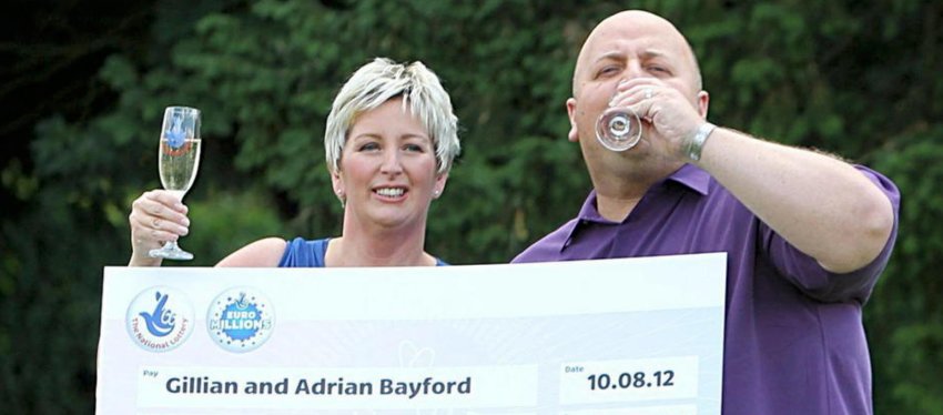 Gillian y Adrian Bayford, tras ganar el Euromillon en 2012. Foto: Efe.