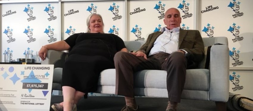 Lesley y Fred, tras convertirse por fin en millonarios. Foto: Twitter.