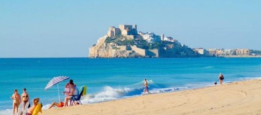 Las playas de Peñíscola te pueden quedar a un paso por tan solo 5 euros. Foto: Muchalplaya.