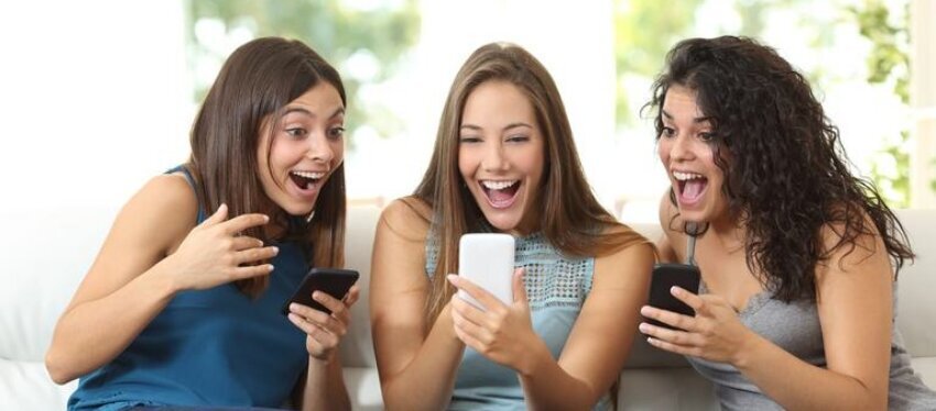 Unas amigas cumplen un pacto de 15 años y comparten el premio de la lotería