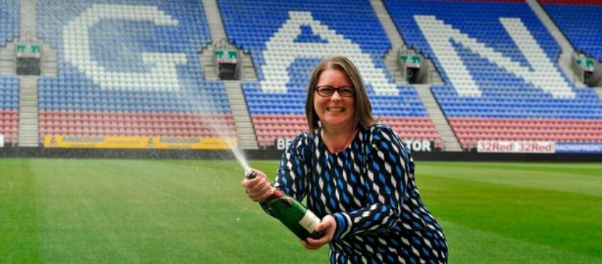 Ruth Breen celebró su victoria en el campo de su equipo favorito. Foto: Manchester Evening News.