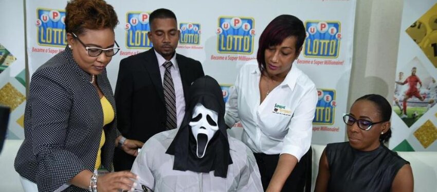 El ganador recibe el premio con su peculiar atuendo. Foto: Twitter.