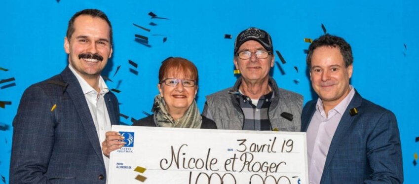El matrimonio Pedneault-Larocque posa con el cheque ganador.