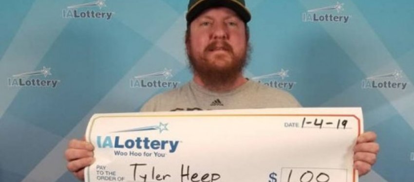 Tyler, con su cheque de un dólar.