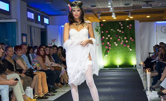 Momento del desfile con varias modelos posando