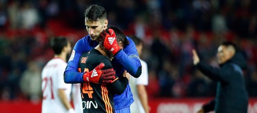 Sergio Rico tuvo que consolar a Gayá tras el pitido final. Foto: Twitter.