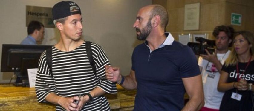 Monchi recibió a Nasri en su llegada a Sevilla. Foto: Twitter.