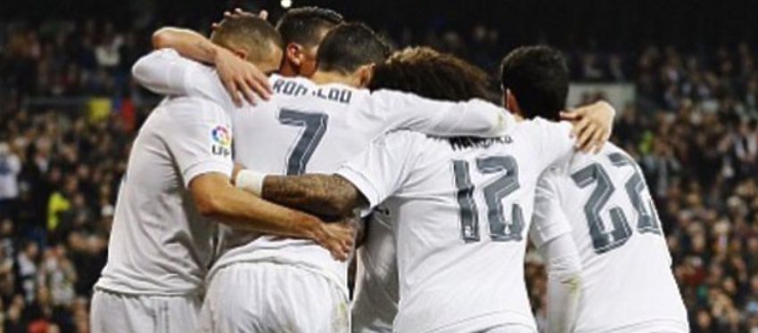 Los jugadores del Real Madrid se abrazan tras marcar un gol |Foto: Twitter