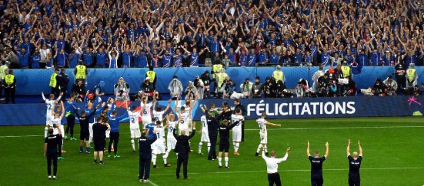 La selección de Islandia saluda a sus seguirdores |Foto: @SDeislandia