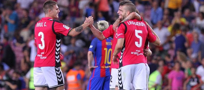 El Alavés celebra su victoria ante el Barça, la primera en su regreso a Primera. Foto: Twitter.