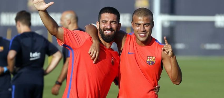 Turan posa con Rafinha durante un entrenamiento. Foto: Twitter.
