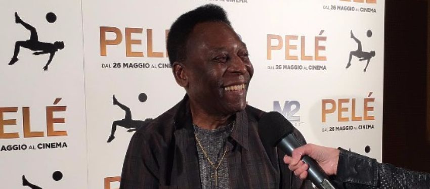 Pele habla para los periodistas en la previa de la final de la Liga de Campeones. Foto: Instagram.