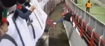 El aficionado ruso tiró de ingenio para superar el foso del estadio en su huida. Foto: Youtube.