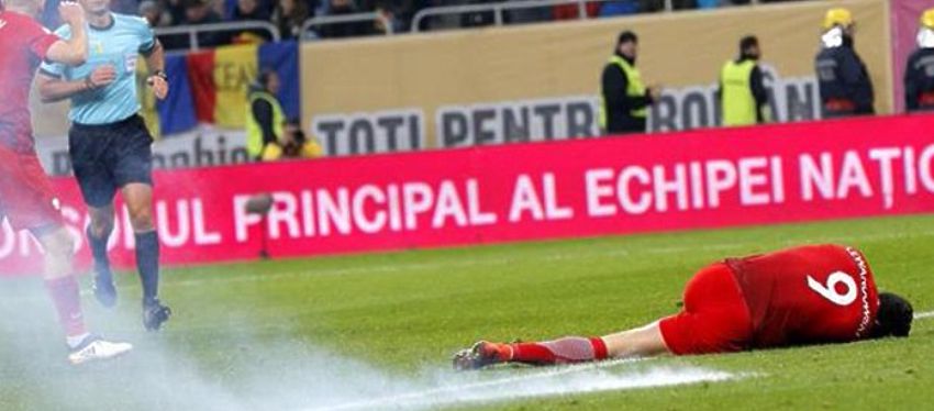Lewandowski tuvo que ser atendido tras el estruendo del petardo. Foto: Tyc Sports.