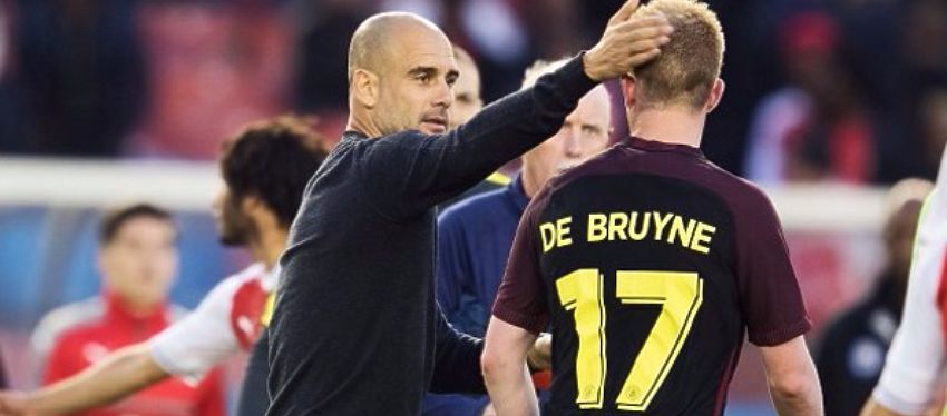 Guardiola felicita a Kevin de Bruyne. Foto: Twitter.