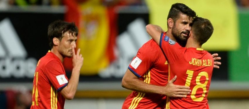 Diego Costa celebra uno de sus goles junto a Silva y Jordi Alba. Foto: Twitter.