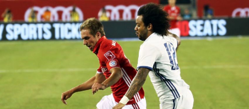 Marcelo intenta controlar el balón | Foto: @FCBayern