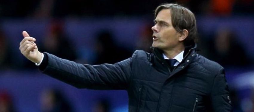 Cocu dirige desde la banda al PSV. Foto: Twitter.