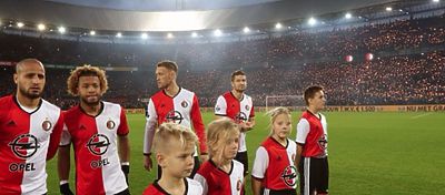 Parte de la grada del Stadion Feyenoord se inundó de bengalas en homenaje a Vilhena. Foto: Twitter.
