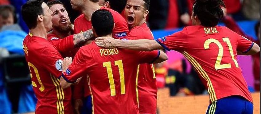 Jugadores de España celebrando un gol | Foto: @_Pedro17_