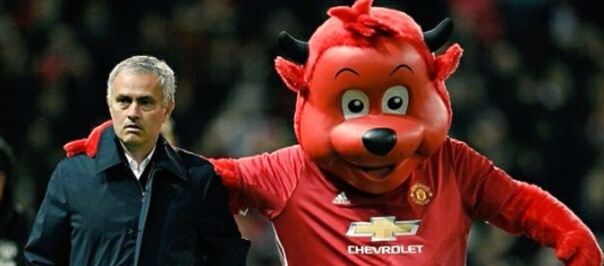 Mourinho, junto a la mascota del Manchester United. Foto: Twitter.