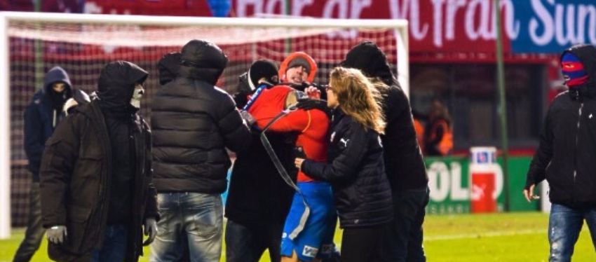 Los 'aficionados' del Feyenoord pagaron su frustración con el hijo de Henrik Larsson. Foto: Twitter.