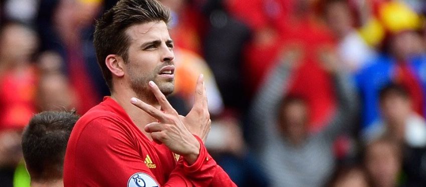 Piqué celebra un gol con España. Foto: Twitter.