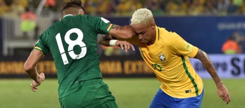 El momento en el que Duk le propinó el codazo a Neymar. Foto: @marca.