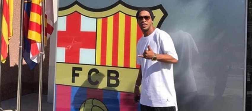 Ronaldinho, en las oficinas del Camp Nou. Foto: Twitter.