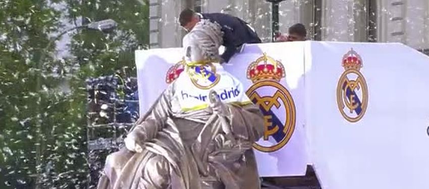 Sergio Ramos ofrece la Liga de Campeones a la diosa Cibeles. Foto: Mega.