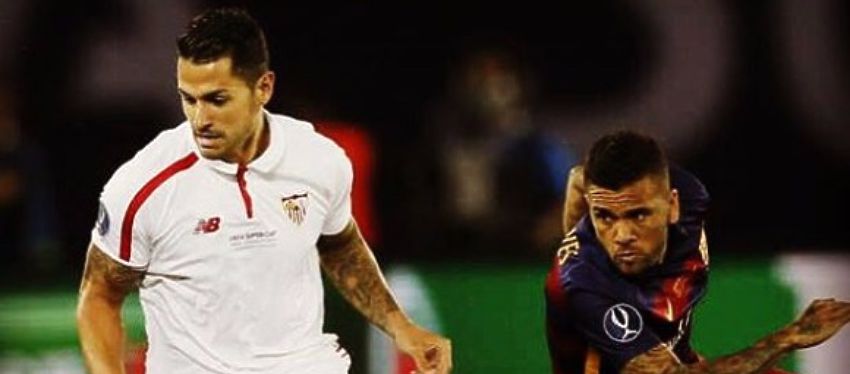Vitolo disputa un balón con Dani Alves en la Supercopa de Europa. Foto: Instagram.