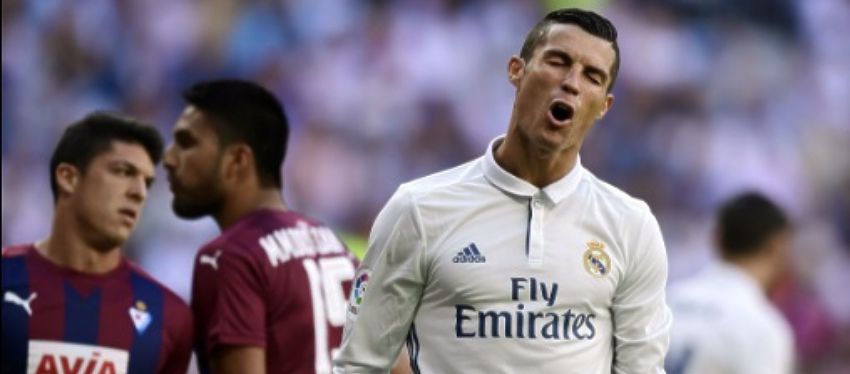Cristiano se lamenta de una ocasión fallada ante el Eibar. Foto: Twitter.
