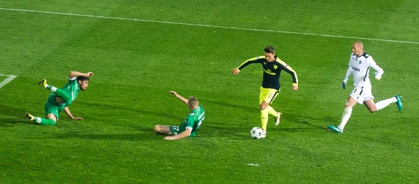 Mesut Ozil dejó por los suelos a dos rivales del Ludogorets ante la mirada del portero. Foto: @arsenaldsc.