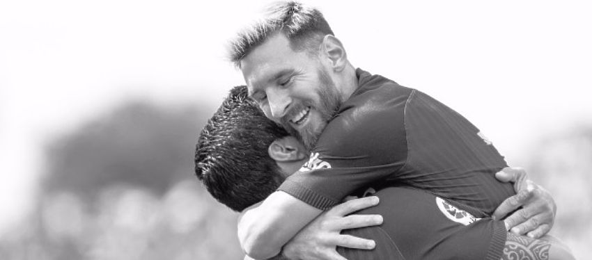 Messi se abraza con Suárez tras el gol del charrúa. Foto: Twitter.