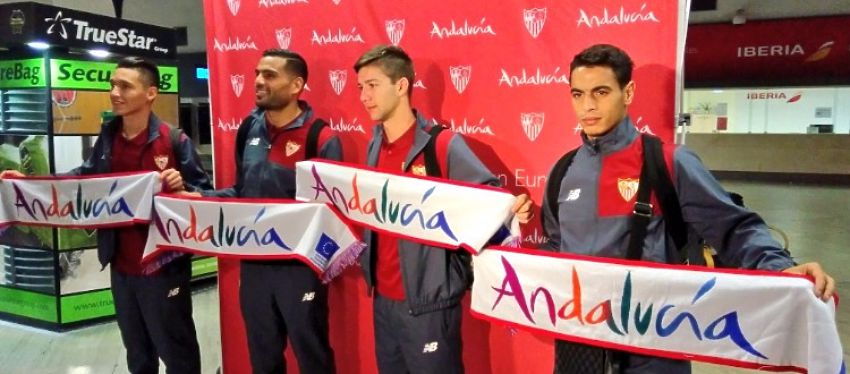 El Sevilla posó en el aeropuerto antes de volar hacia Zagreb. Foto: Sevilla FC.