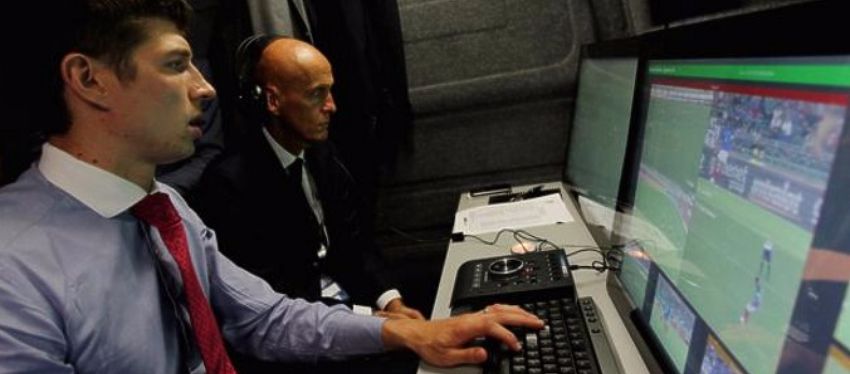 Pierluigi Collina, probando el nuevo sistema de arbitraje. Foto: Twitter.