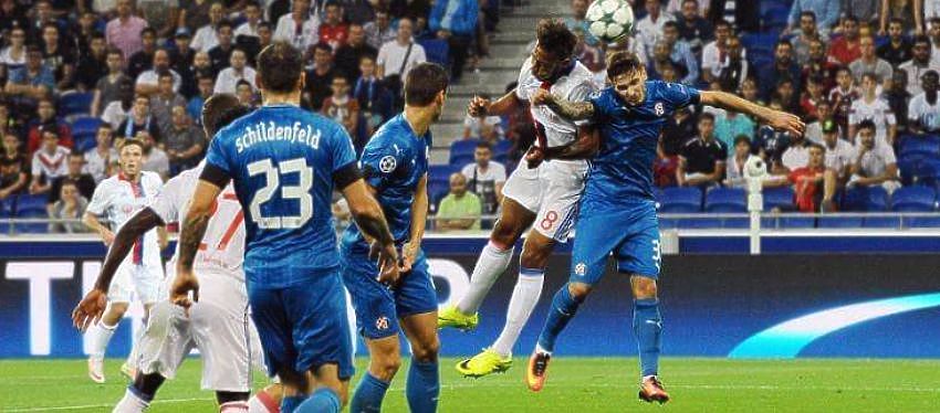 Jugadore del Lyon y del Dinamo disputan un balón |Foto: @gnkdinamo