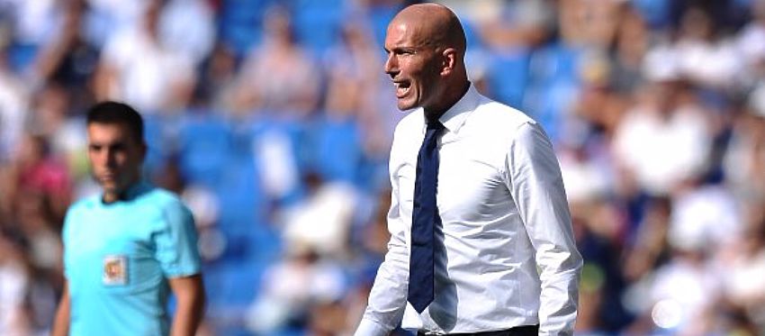 Zidane indica a sus jugadores durante el choque ante Osasuna. Foto: Twitter.