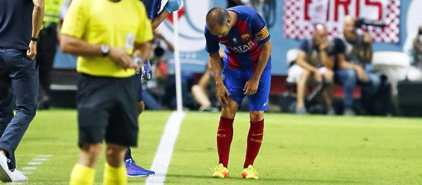 Iniesta se resiente de la rodilla derecha. Foto: Twitter.