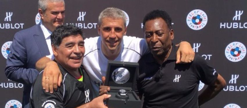Maradona y Pelé posan junto a Hernán Crespo en El Partido de la Amistad. Foto: Twitter.