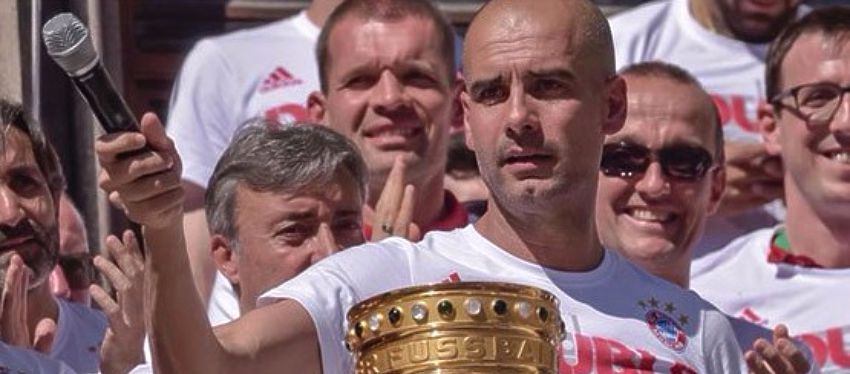 Guardiola vivió una despedida atípica en la celebración del doblete del Bayern de Múnich. Foto: Twitter.